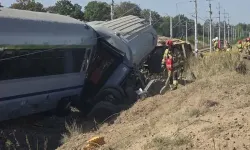 Tren kamyonla çarpıştı: 1 ölü, 19 yaralı