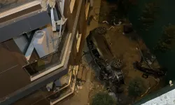 Binaya çarpan otomobil, 15 metre yükseklikten bahçeye düştü