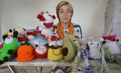 Afşinli lise öğrencisi Zeynep diyaliz hastası babası için ip bebek yapıyor