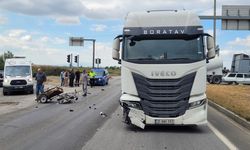 TIR ile çarpışan sepetli motosikletin sürücüsü öldü