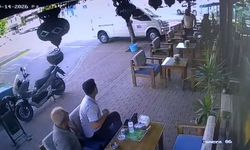 Antalya Manavgat’ta Kontrolden Çıkan Araç Kafenin Önüne Daldı