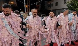 Aşiret düğününde para şovu yaşandı, deste deste paralarla halay çekti!