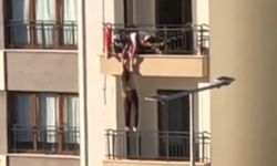 Balkondan düşmek üzere olan kız çocuğunu katları tırmanarak kurtardı