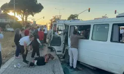 Beton mikseri karşı yola geçip iki minibüsle çarpıştı; 1 ölü, 8 yaralı