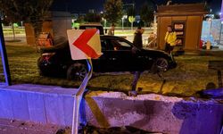 Bir garip kaza: Kaldırımdan seken otomobil 1 metrelik duvarı aştı