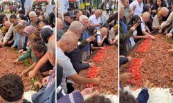 Bursa Gastronomi Festivali’nde onlarca kişi aynı tabaktan elle yemek yedi