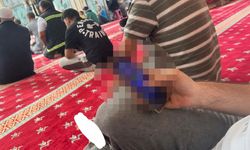 Camide pes dedirten görüntü! Cuma namazında kumar oynadı