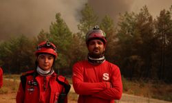 Deprem sonrası gönüllü olan çift orman yangınında omuz omuza mücadele ediyor