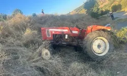 Devrilen traktörün altında kalarak hayatını kaybetti