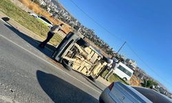 Kahramanmaraş’ta otomobil refüje çıkarak takla attı
