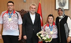 Dünya şampiyonu Zeynep Sude'den Başkan Fırat Görgel'e ziyaret