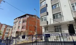 Hafriyat çalışması sırasında temelinde kayma olan 4 katlı bina tahliye edildi