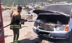 Hatay Antakya’da Seyir Halindeki Minibüsten Alevler Yükseldi