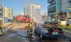 Hatay İskenderun’da Park Halindeki Tofaş Alevlere Teslim Oldu