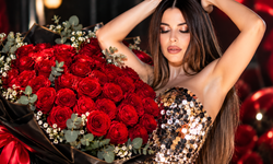 Her hafta 101 gül gönderiliyor! Simge Sağın gizemli kişiyi arıyor