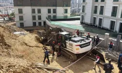 İnşaat alanında göçük altında kalan 2 işçiden 1'i hayatını kaybetti
