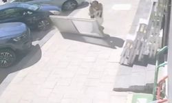 Kaldırımda yürüyen kadının üzerine PVC kapı düştü