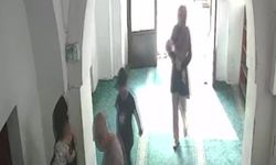 Camiye namaz kılmaya gitti, yankesicilerin hedefi oldu: Cüzdanı ve altını çalındı