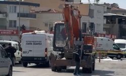İzmir’de Yolun Karşısına Geçerken İş Makinesi Çarptı! 85 Yaşındaki Adam Hayatını Kaybetti