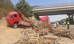 Feci kaza! Arıza yapan kamyonete kamyon çarptı; 1 ölü, 1 ağır yaralı