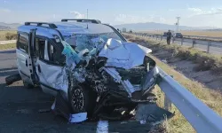 Kahramanmaraş plakalı hafif ticari araç ile traktör çarpıştı: 1 ölü, 5 ağır yaralı