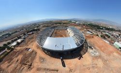 Kahramanmaraş'a yapılan 17 bin 500 kişilik stadyumda çatı kuruluyor