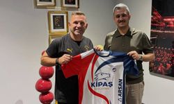 Kahramanmaraş’ın İstiklalspor Forması Okan Buruk’a hediye edildi