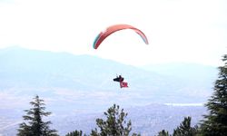 Kahramanmaraş’ta gökyüzü paraşütlerle doldu!