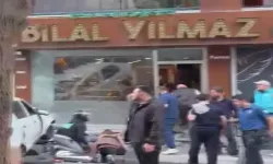 Kazada savrulan otomobil berber dükkanına çarptı: 2'si ağır 5 yaralı