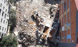 Kentsel dönüşüm yıkımında çöken beton blok iş makinesinin üzerine devrildi