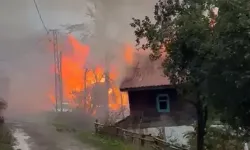 Korkutan yangın! Alevler köydeki ahşap evleri sardı