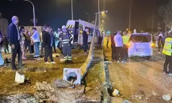 Minibüs ile hafif ticari araç çarpıştı; 21 yaralı