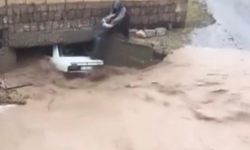Nevşehir'de sel sularına kapılan otomobildeki 3 kişi köylüler tarafından kurtarıldı
