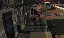 Raylara atlayan küçük kızı tişörtünden çekerek kurtardı