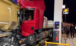 Sakarya'da TIR Polis Aracına Ve Kamyona Çarptı! Polisler Son Anda Kurtuldu