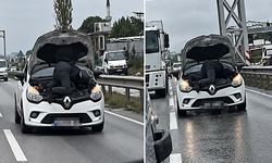 Seyir halindeki otomobilin motorunu tamir etti