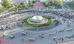 Sivas’ta 1058 kişi aynı anda halay çekti!