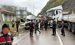 TIR ile minibüs çarpıştı: 1 ölü, 11 yaralı