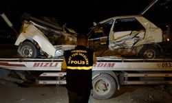 Üç aracın karıştığı kazada ikiye bölünen otomobilin sürücüsü hayatını kaybetti