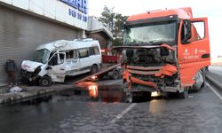 Ümraniye’de Servis Minibüsü Atık Kamyonuyla Çarpıştı! 2 Kişi Yaralandı