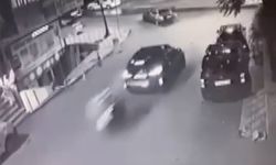 Üsküdar’da Motokurye Otomobile Arkadan Çarptı! Kaza Anı Kamerada
