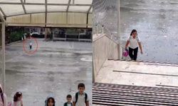 Yağmur altında İstiklal Marşı’nı okuyan depremzede takdir topladı
