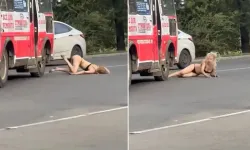 Yarı çıplak halde minibüse binen kadın araçtan atıldı