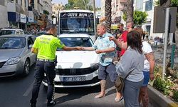 Yayalara yol veren turistin aracına minibüs çarptı