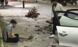 Kontrolden çıkan otomobil aydınlatma direğine saplandı: 4 yaralı