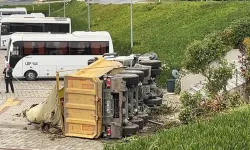 2 araca çarpan hafriyat kamyonu bahçeye düştü: 2 yaralı