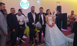 Adana’da düğünde şaşırtan hediye! Damada keçi taktı