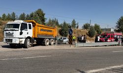 Adıyaman'da otomobil hafriyat kamyonuna çarptı! 2'si ağır 3 yaralı