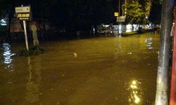 Adana'da Sağanak Yağışlar Yolları Etkiledi
