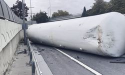 Bakırköy'de Devrilen Tanker'in Şoförü Yaralandı